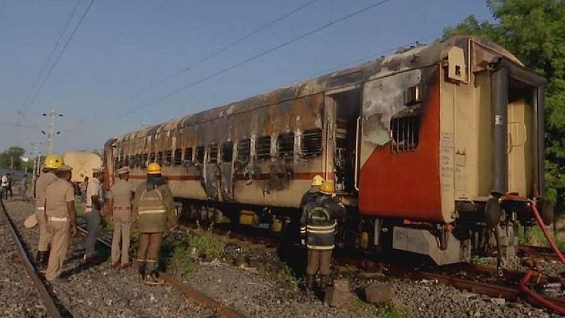 Train Accident: अभी-अभी बड़ा रेल हादसा, ट्रेन में जिंदा जले 10 लोगों की दर्दनाक मौत
