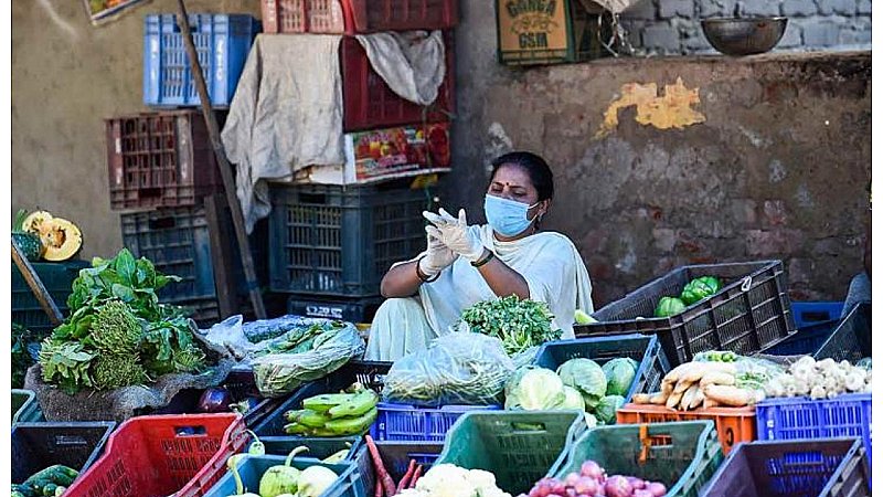 UP Vegetable Price Today: प्रदेश में फिर महंगी हुईं हरी सब्जियां, टमाटर से राहत, जानें प्याज किस भाव पर आया