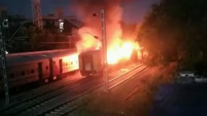 Madurai Train Fire: ट्रेन में सफ़र करें लेकिन जिम्मेदारी से, एक गलती से हो सकती है बड़ी आपदा