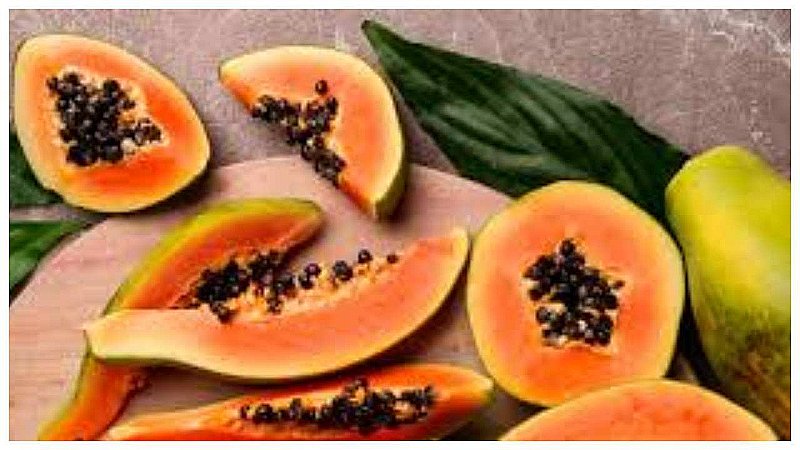 Papaya Health Benefits: पपीता है एक बहुमुखी फल, पेट को करता है एकदम क्लीन