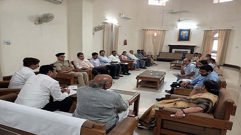 Meerut News: बैठक में राज्यमंत्री ऊर्जा सोमेन्द्र तोमर बोले- काम में भ्रष्टाचार और लापरवाही नहीं चलेगी