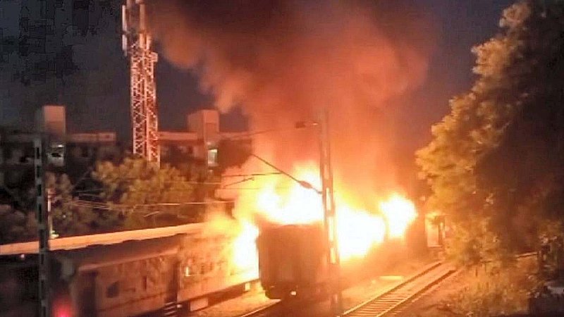 Jhansi News: लखनऊ-रामेश्वर ट्रेन अग्निकांड, रेल प्रशासन अलर्ट
