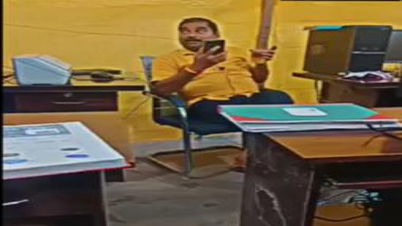 Hardoi News: सरकारी कर्मचारी के कार्यालय में जाम छलकाते वीडियो वायरल, निबन्ध कार्यालय में तैनात है कर्मचारी