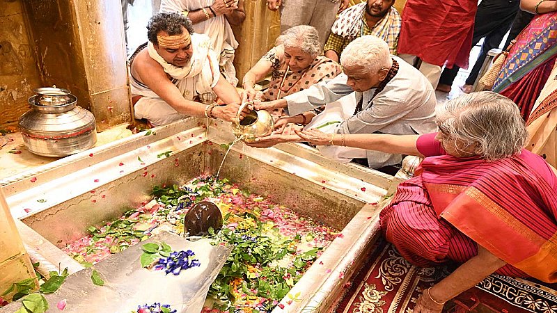 Varanasi News: वित्त मंत्री निर्मला सीतारमण पहुंचीं काशी, विश्वनाथ जी और अन्नपूर्णा मंदिर में किया दर्शन-पूजन