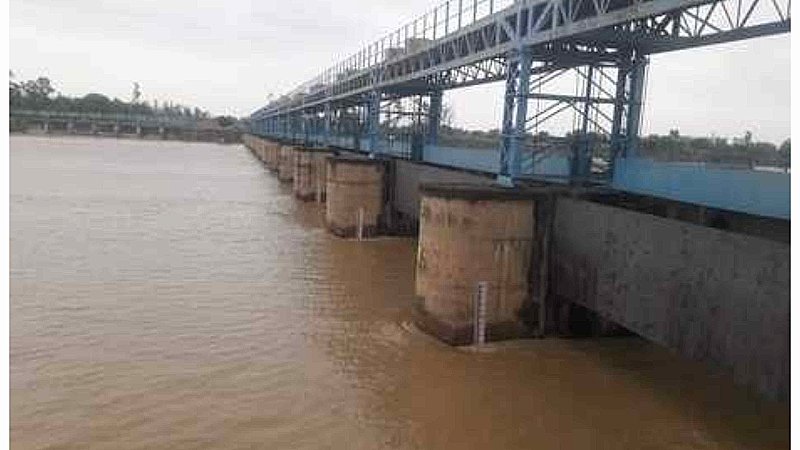 Balrampur News: खतरे के निशान के करीब पहुंची राप्ती नदी, दहशत में ग्रामीण