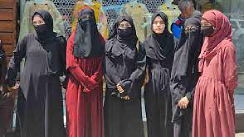 Abaya Ban in France: फ्रांस के स्कूलों में अबाया पहनने पर बैन