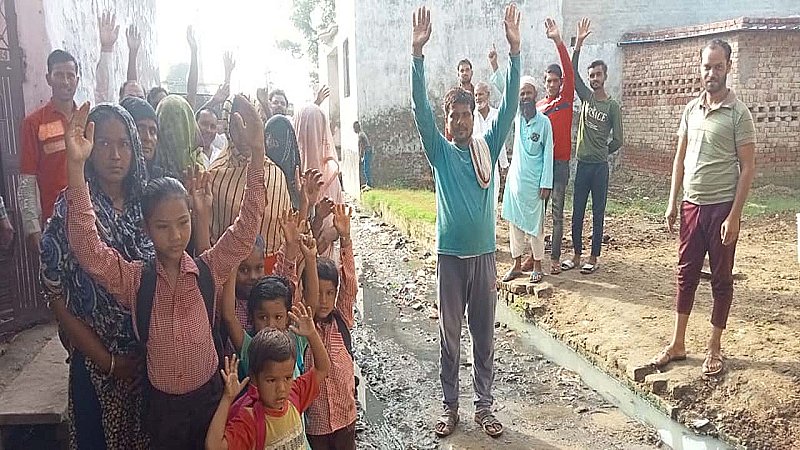 Aligarh News: अल्पसंख्यक बहुल इलाके में जीना मुश्किल, गंदगी और जलभराव से त्रस्त लोगों ने किया प्रदर्शन