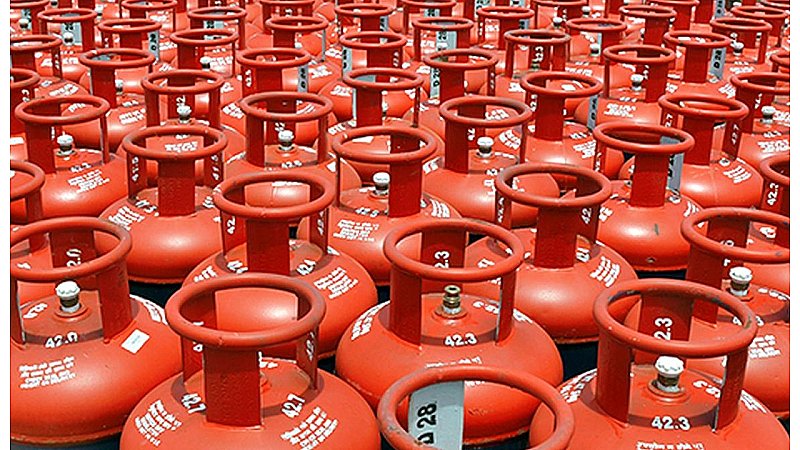 LPG Gas Cylinder Price: 33 करोड़ लोगों को दिया सरकार ने रक्षाबंधन का तोहफा, LPG सिलेंडर आज से हुआ 200 Rs सस्ता