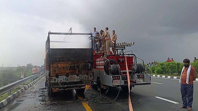Kannauj News: हाइवे पर दौड़ा दी बर्निंग ट्रक! मचा हड़कंप, दमकल ने पाया आग पर काबू