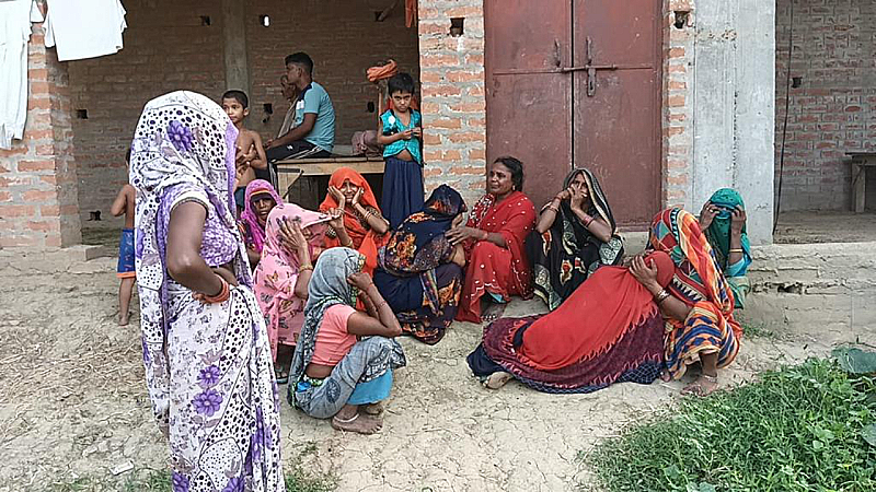 Fatehpur News: घर के पास पेड़ में फांसी पर लटकता मिला युवक का शव, हत्या की जताई आशंका
