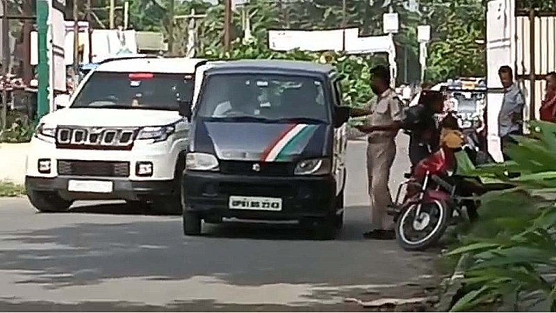 Aligarh News: एएमयू के जेएनएमसी में वाहन एंट्री के नाम पर अवैध उगाही! प्रॉक्टर टीम के सुरक्षाकर्मियों पर आरोप