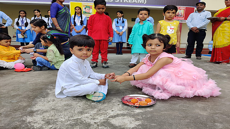 Azamgarh News: स्कूल में आयोजित हुआ राखी मेकिंग प्रतियोगिता का आयोजन, छात्र-छात्राओं ने बनाई राखी