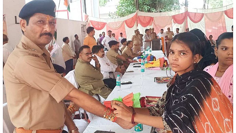 Chandauli News: पुलिस अधिकारियों को बांधा रक्षा सूत्र, छात्राओं ने लिया ये वचन