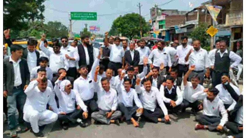 Balrampur News: वकीलों पर हुए लाठीचार्ज को लेकर अधिवक्ताओं ने किया विरोध प्रदर्शन, पुलिस कर्मियों पर कार्रवाई की मांग