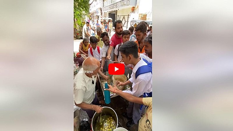 Delhi Famous Food: दिल्ली में 80 साल के बुज़ुर्ग दे रहे हैं पत्थर हज़्म जलजीरा, एक गिलास मात्र 2 रूपए में