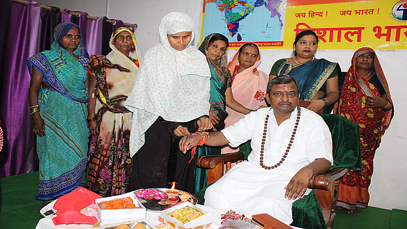 Raksha Bandhan in Varanasi: रिश्तों के बंधन में बंधने से कोई धर्म आड़े नहीं आता, काशी में सभी ने मनाया रक्षाबंधन
