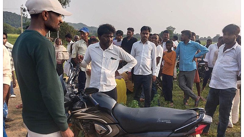 Sonbhadra News: संदिग्ध हाल में खेत में पड़ी मिली युवक की लाश, परिजनों ने हत्या की आशंका जताते हुए देर तक रोके रखा शव