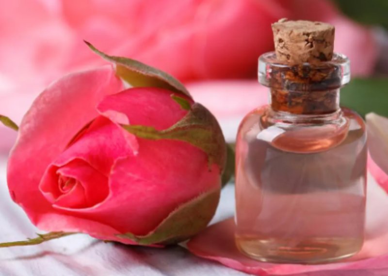 Tips to use rose water for your skin