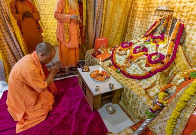Yogi offers prayers at Ram Janmbhoomi, inspects temple construction progress