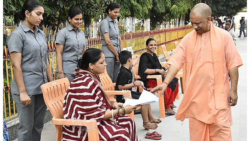 Gorakhpur News: जनता दर्शन में योगी का अधिकारियों को नसीहत, जनता को कराएं संवेदनशील सरकार का एहसास