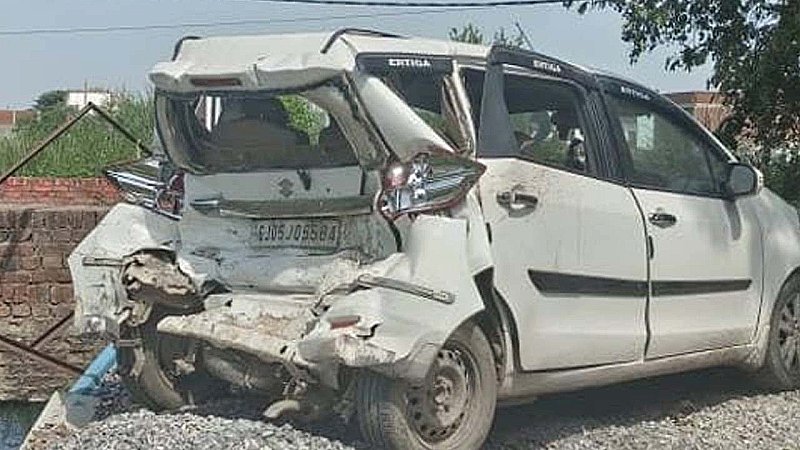 Varanasi News: कार में पीछे से ट्रक ने मारी टक्कर 2 लोगों की मौके पर मौत, 5 घायलों को अस्पताल में कराया गया भर्ती