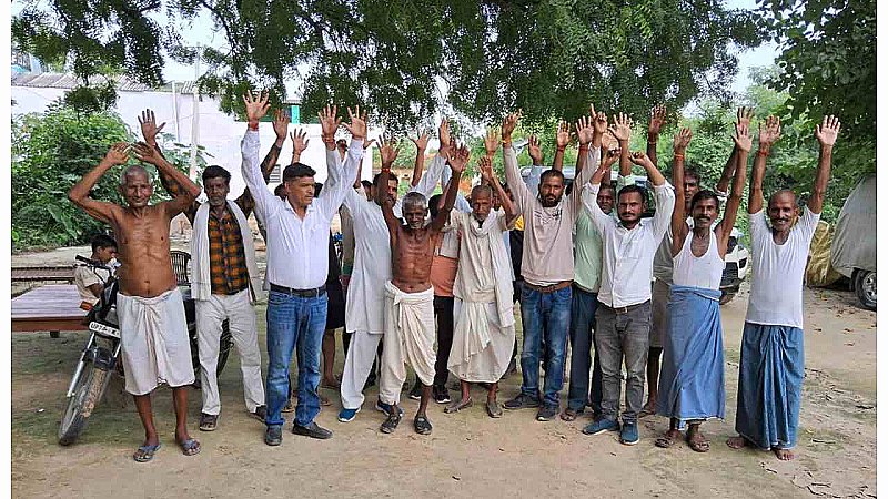 Kannauj News: ग्रामीणों ने बिजली विभाग के खिलाफ किया अर्धनग्न प्रदर्शन, अघोषित बिजली कटौती से परेशान हैं लोग