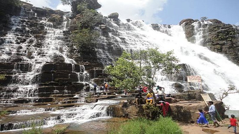Chhattisgarh Tirathgarh Waterfall: यहां पर सबसे खूबसूरत झरना, झाग में बदला पानी पर्यटकों को करता है भीगने के लिए आकर्षित