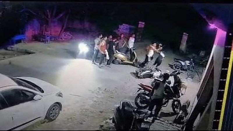 Kannauj News: जेल कर्मियों ने युवकों के साथ की मारपीट, सादी वर्दी में सिपाहियों का मारपीट करते वीडियो हुआ वायरल