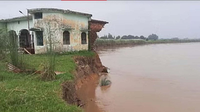 Balrampur News: राप्ती नदी का तांडव! तेज धारा में समां रहे खेत और मकान, बाढ़ राहत के दावों की उड़ी धज्जियां