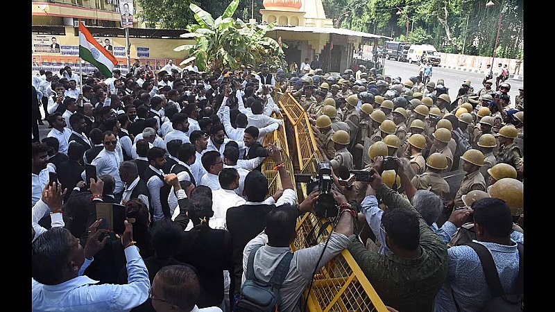 UP Lawyers Protest: आज भी न्यायिक कामकाज में हिस्सा नहीं लेंगे वकील, जारी प्रदर्शन, फूंकेंगे मुख्य सचिव और DGP का पुतला
