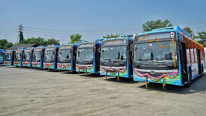 Delhi Electric Buses: दिल्लीवासियों को मिलीं 400 नई इलेक्ट्रिक बसें, एलजी सक्सेना और सीएम केजरीवाल दिखाई हरी झंडी