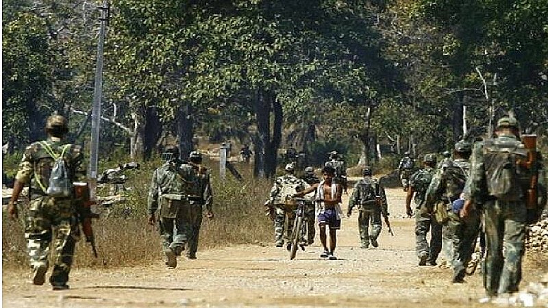 Chhattisgarh Naxalite Encounter: सुकमा में CRPF जवानों और माओवादियों के बीच मुठभेड़, 2 ईनामी नक्सली ढेर