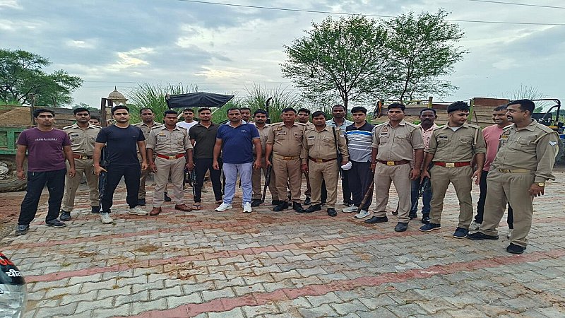 Agra News: पुलिस पर हुई ताबड़तोड़ फायरिंग, ट्रैक्टर ट्राली छोड़कर मौके से फरार हुए खनन माफिया
